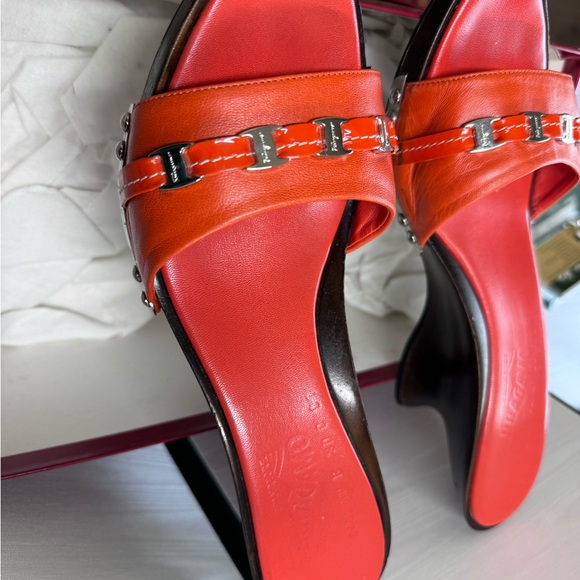 Farragomo size 10B orange mules. Only worn a few times. 3 in heel - Picture 6 of 17
